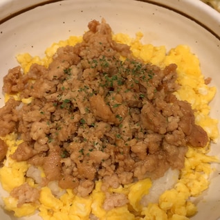 鶏そぼろ卵丼